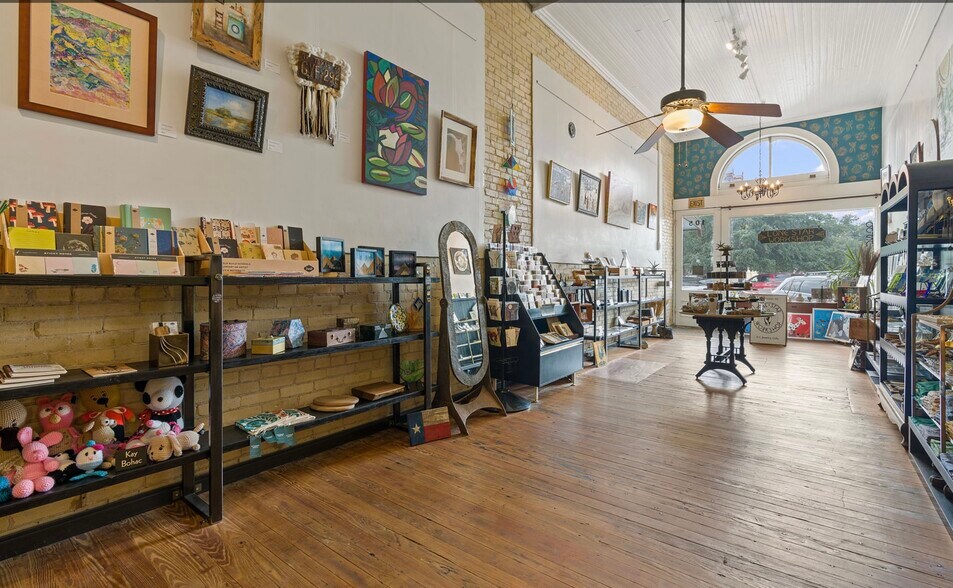 More Photos Of 105 E San Antonio St, Lockhart Storefront Retail Office For Sale