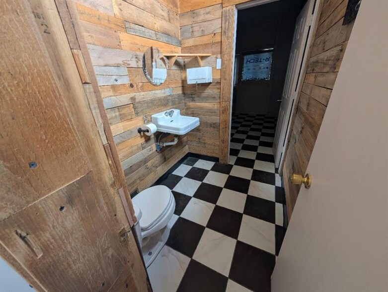 More Photos Of 807 Oilfield Ave, Shelby Industrial For Sale