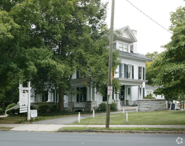 More Photos Of 952 W Fourth St, Winston-Salem Storefront Retail Office For Lease