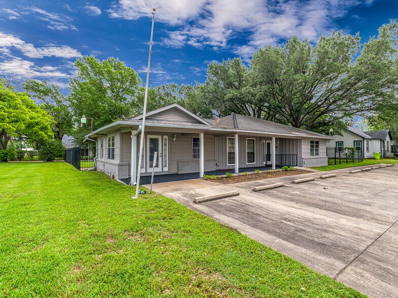 More Photos Of 1105 San Jacinto St, Rosenberg Office For Sale