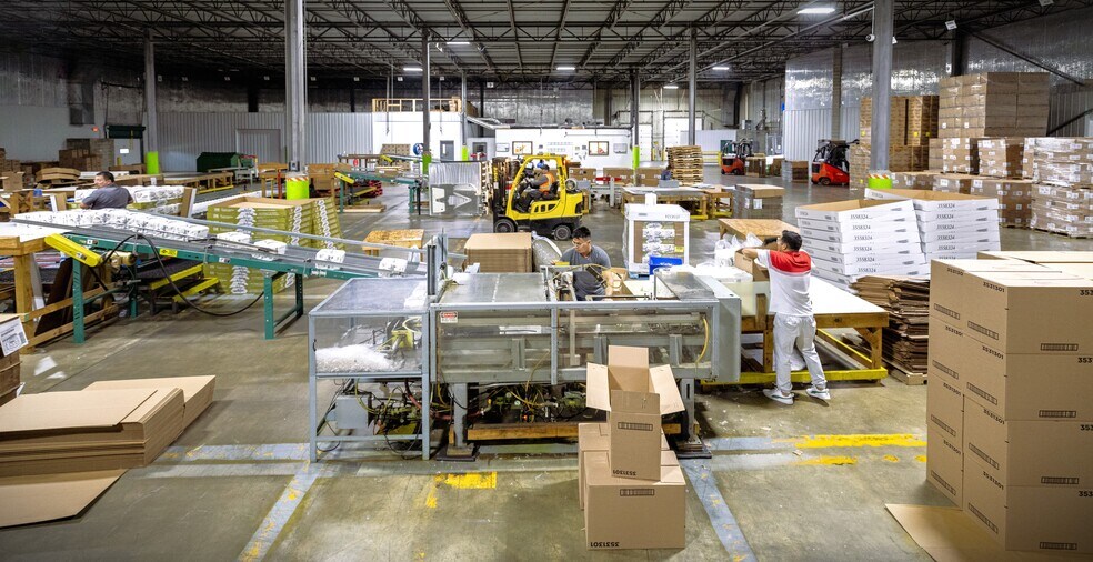 More Photos Of 1500 Donald St, Green Bay Warehouse For Lease