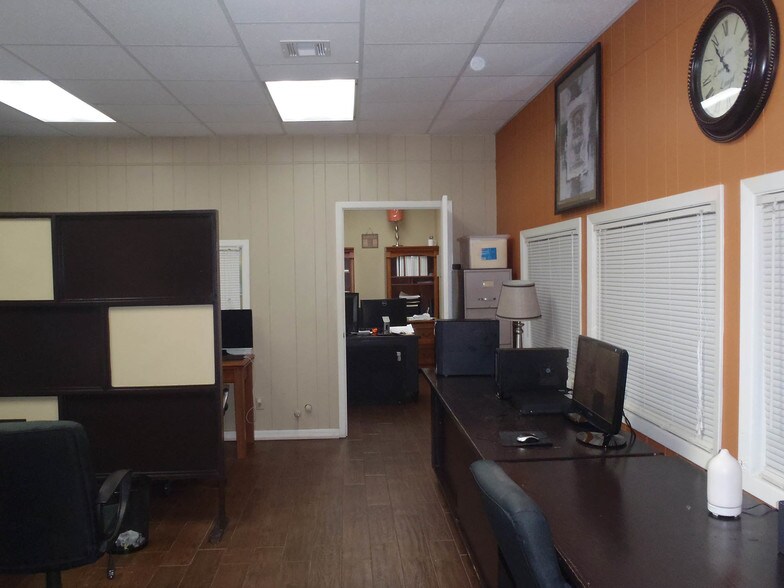 More Photos Of 1605 Military Rd, Brownsville Distribution For Lease
