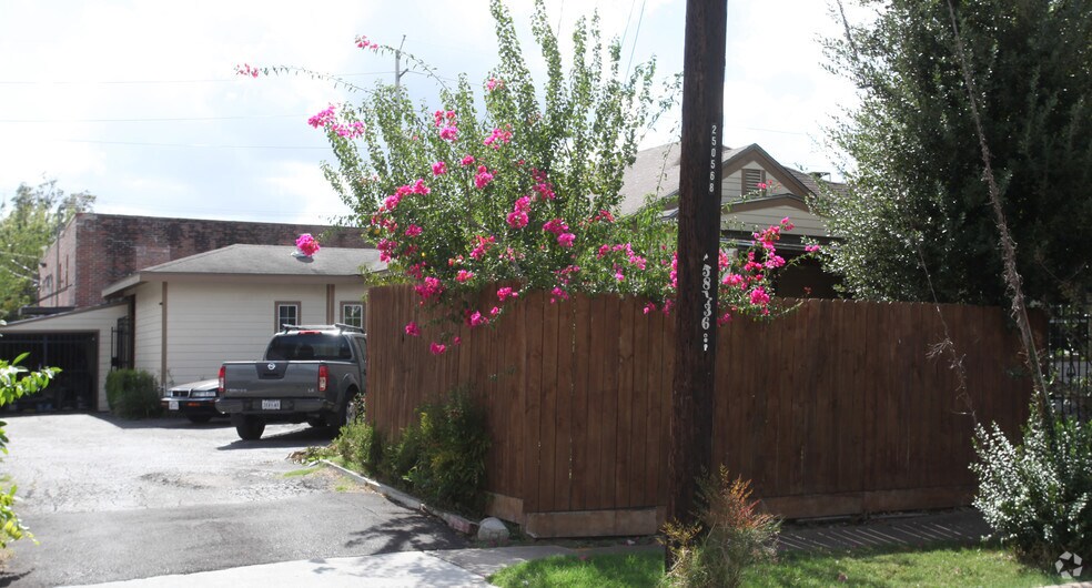 More Photos Of 215 Fargo St, Houston Office For Lease