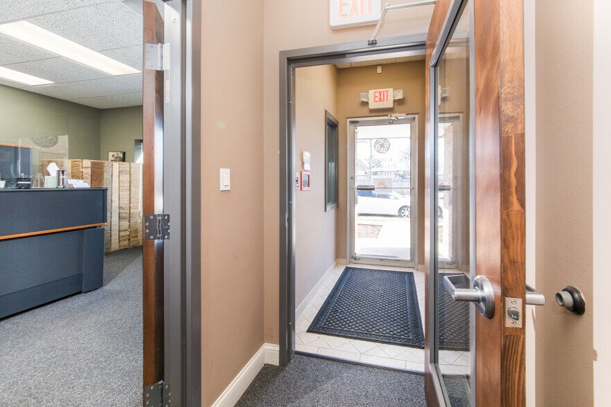 More Photos Of 828 Busse Hwy, Park Ridge Office For Sale