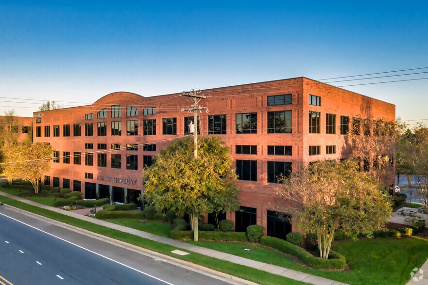 More Photos Of 136 Fairview Rd, Mooresville Medical For Lease