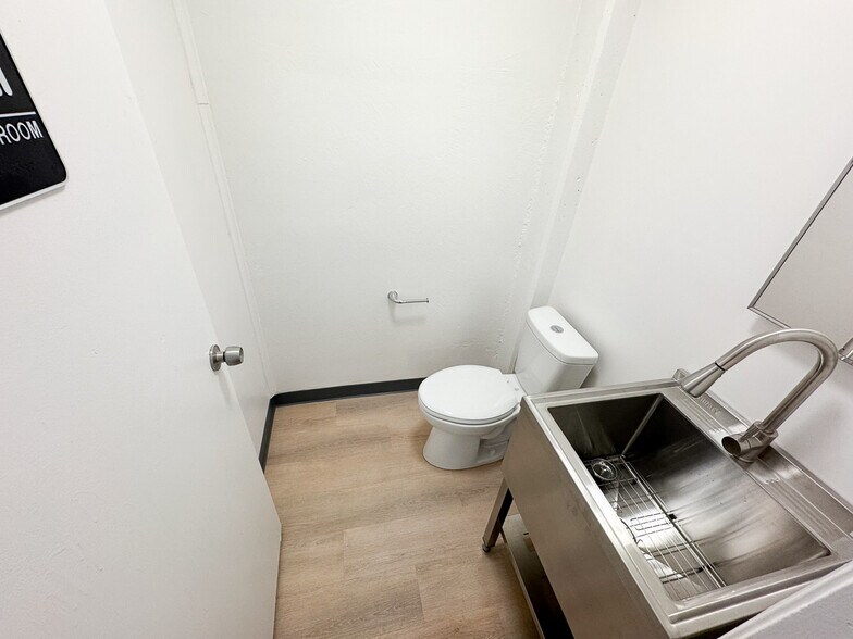 More Photos Of 158 Hamilton Dr, Novato Warehouse For Lease