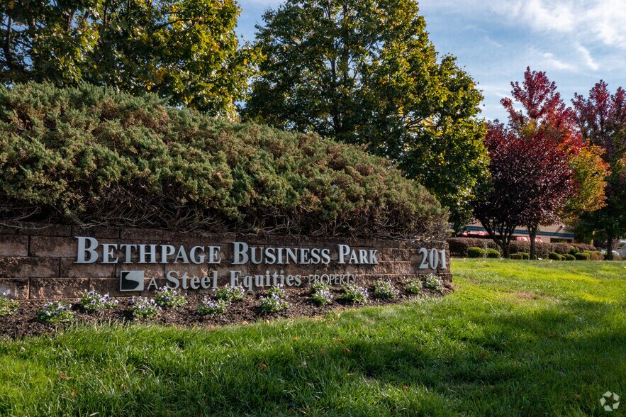 More Photos Of 201 Grumman Rd W, Bethpage Distribution For Lease