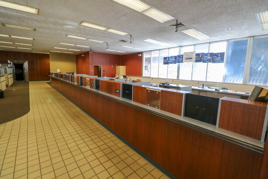 More Photos Of 619 SE Main St, Roseburg Bank For Lease