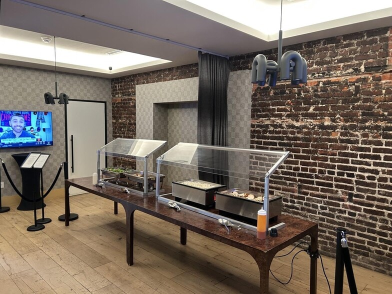 More Photos Of 5211 W Adams Blvd, Los Angeles Storefront Retail Office For Lease