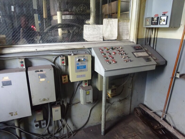 More Photos Of 3146 Marion St, Laureldale Manufacturing For Sale