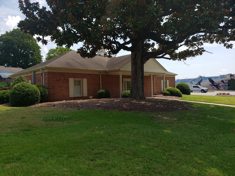 More Photos Of 201 Monroe St, Carthage Bank For Lease