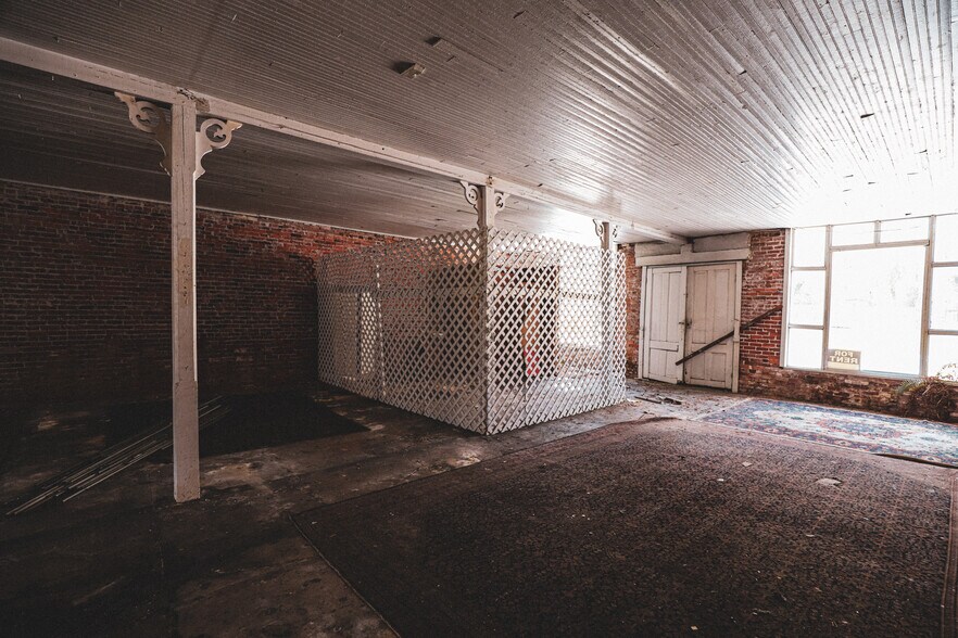 More Photos Of 14650 NE Waldo Rd, Waldo Storefront For Lease