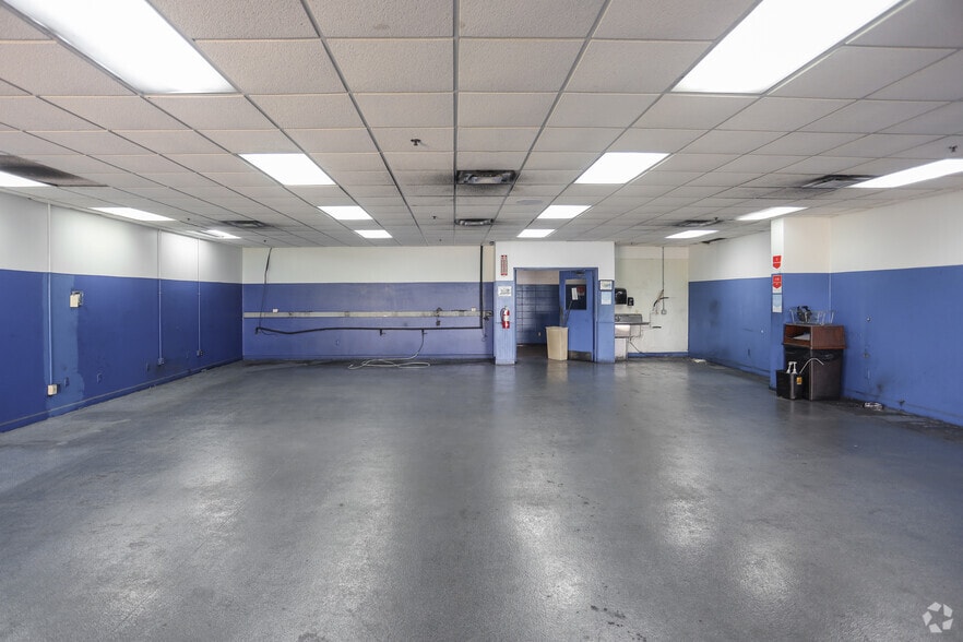 More Photos Of 1450 Commerce Pky, Franklin Manufacturing For Lease