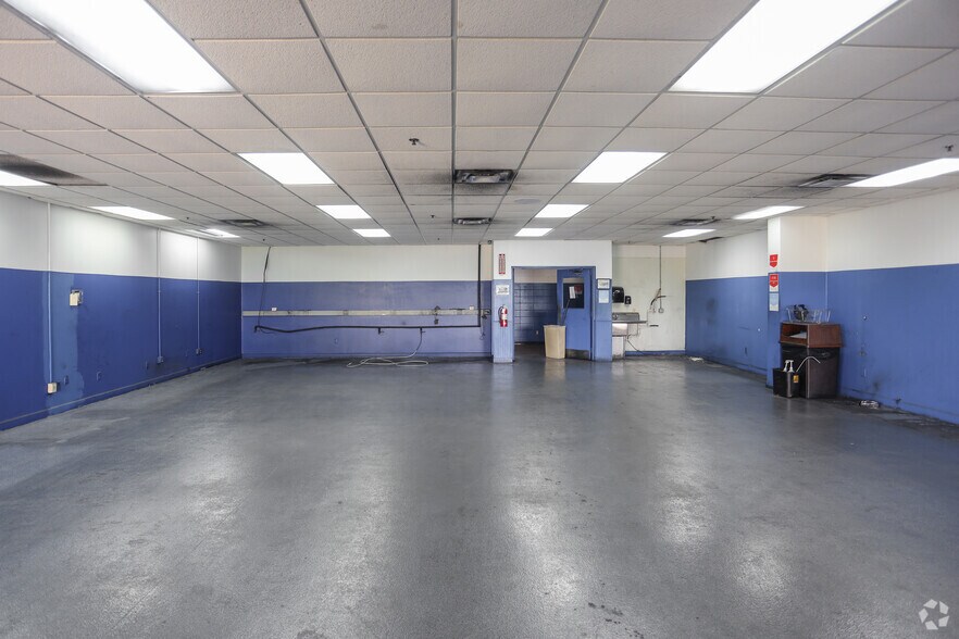 More Photos Of 1450 Commerce Pky, Franklin Manufacturing For Sale