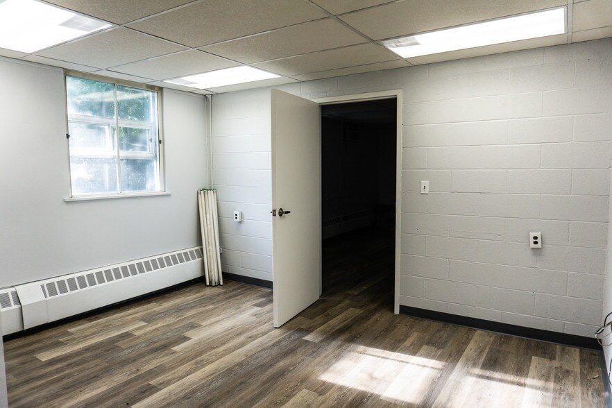 More Photos Of 136 Beattie St, Syracuse Flex For Sale