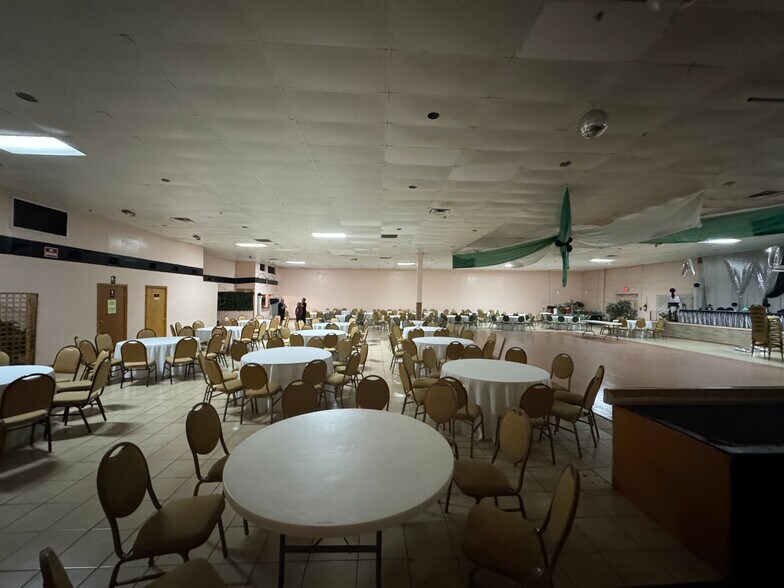 More Photos Of 5115 E Grand Ave, Dallas Showroom For Lease