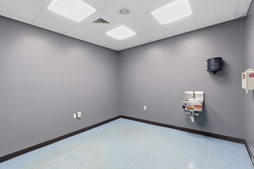 More Photos Of 1445 S Glenstone Ave, Springfield General Retail For Lease