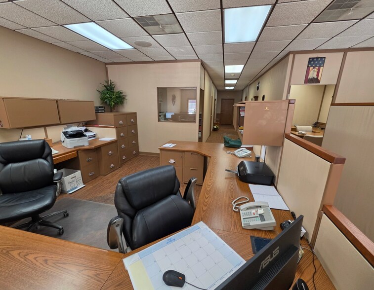More Photos Of 204 S Washington St, Mc Leansboro Office For Sale
