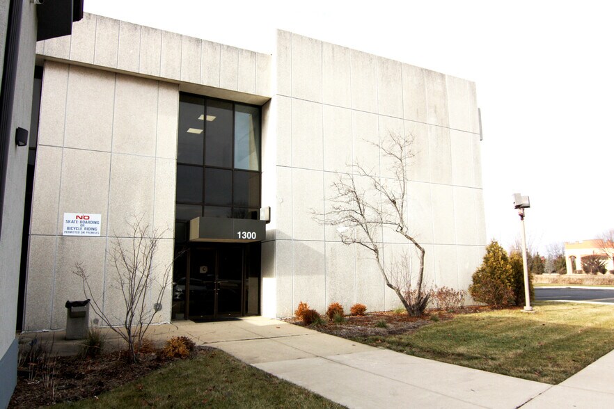 More Photos Of 1300 Irving Park Rd, Streamwood General Retail For Sale