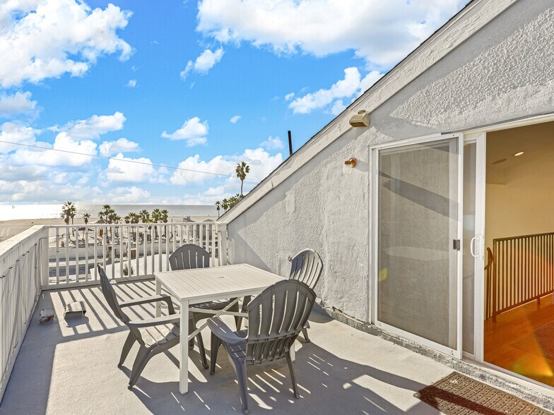 More Photos Of 14 Ozone Ave, Venice Apartments For Sale