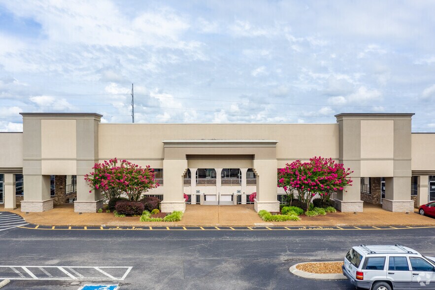 More Photos Of 500 W Main St, Hendersonville Unknown For Lease