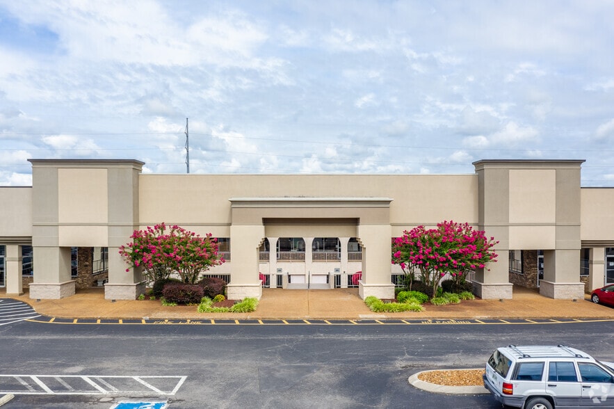 More Photos Of 500 W Main St, Hendersonville Unknown For Lease