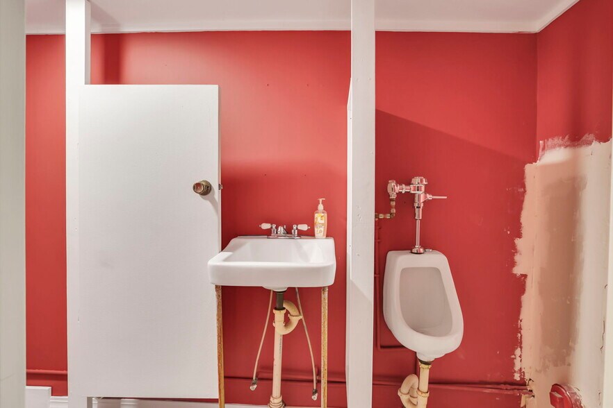 More Photos Of 11472 Broad St SW, Pataskala Bar For Lease