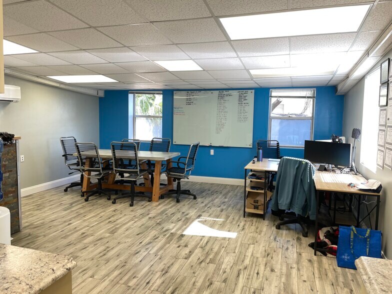 More Photos Of 4765 Spring Ave, Clearwater Manufacturing For Sale