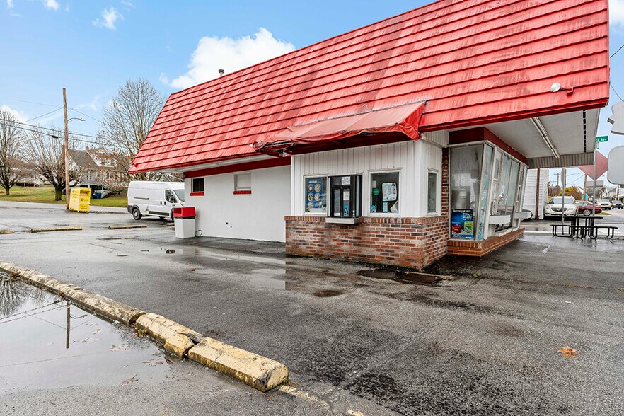 More Photos Of 321 N 4th St, Youngwood Freestanding For Sale