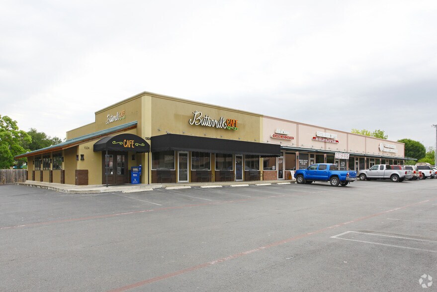 More Photos Of 1312 E Common St, New Braunfels Unknown For Lease