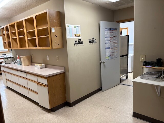 More Photos Of 631 N Pershing St, Energy Veterinarian Kennel For Sale