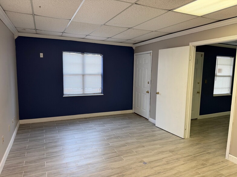 More Photos Of 550 Balmoral Cir N, Jacksonville Unknown For Lease