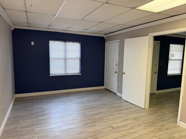More Photos Of 550 Balmoral Cir N, Jacksonville Unknown For Lease
