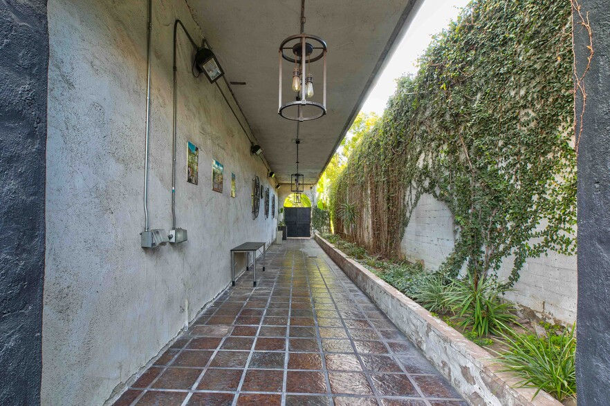 More Photos Of 210 S Kenwood St, Glendale Loft Creative Space For Lease