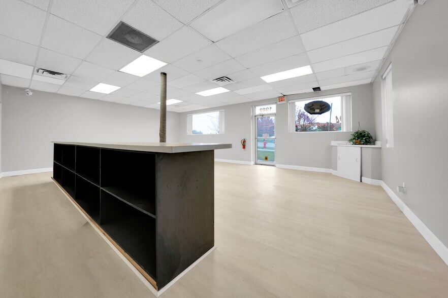 More Photos Of 1989 N Opdyke Rd, Auburn Hills Freestanding For Sale