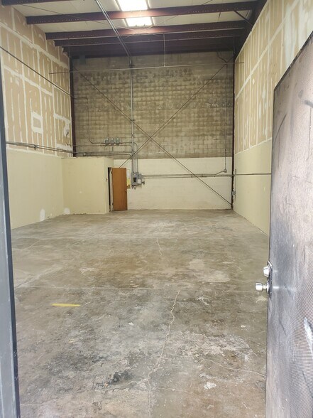 More Photos Of 99-048 Koaha Way, Aiea Warehouse For Lease