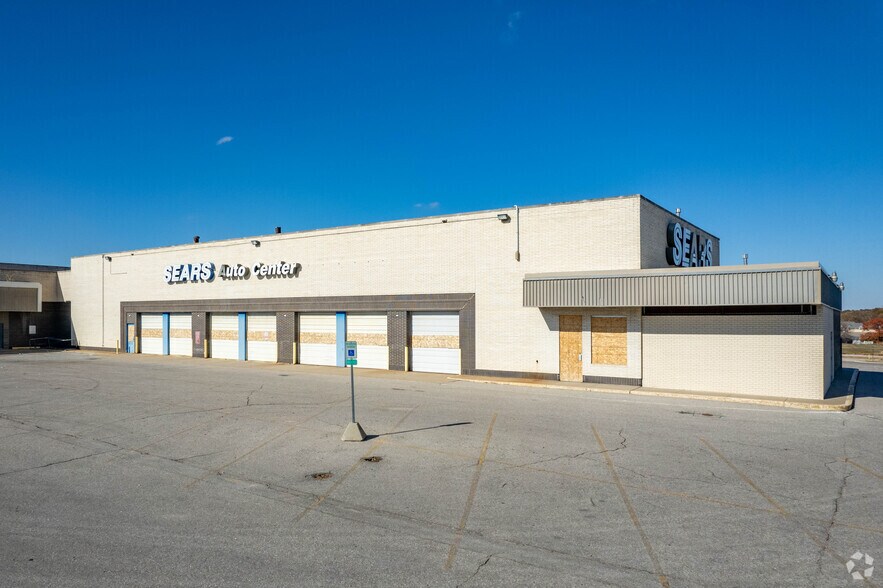 More Photos Of 6400 O St, Lincoln Department Store For Lease