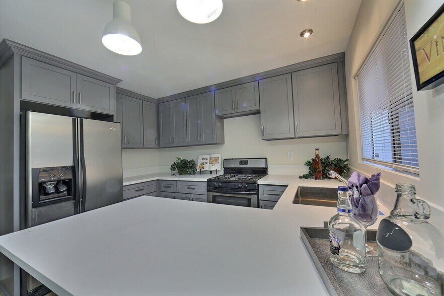 More Photos Of 534 Broadway St, Venice Apartments For Sale