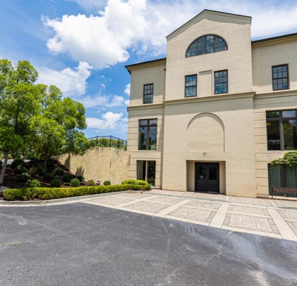 More Photos Of 425 Peachtree Hills Ave NE, Atlanta Freestanding For Sale