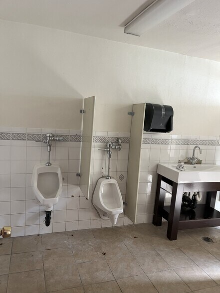 More Photos Of 8225 Main St, Los Angeles Religious Facility For Lease