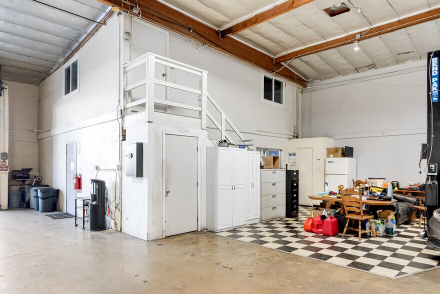 More Photos Of 1010-1016 W Barkley Ave, Orange Warehouse For Sale