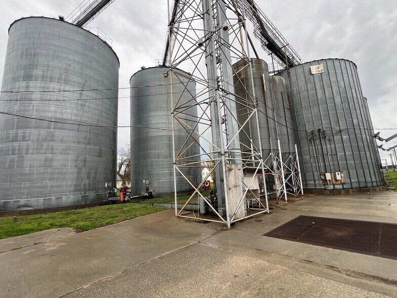 More Photos Of 300 Chestnut St, Elliott Specialty For Sale