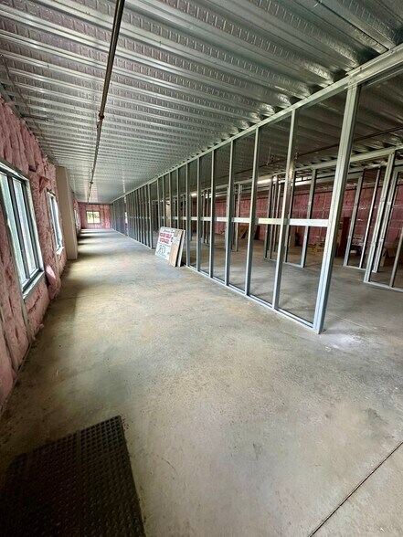 More Photos Of 27 N Courthouse Rd, Richmond Self Storage For Lease