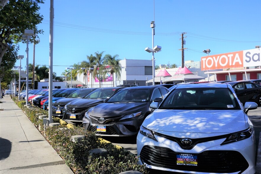 More Photos Of 825 Santa Monica Blvd, Santa Monica Land For Lease