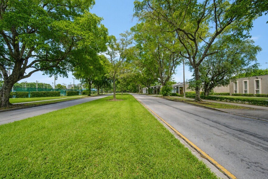 More Photos Of Sans Souci Blvd, Miami Office For Sale
