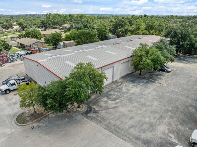 More Photos Of 204 W Powell Ln, Austin Warehouse For Lease