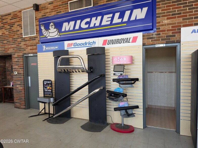 More Photos Of 1034 Mineral Wells Ave, Paris General Retail For Sale