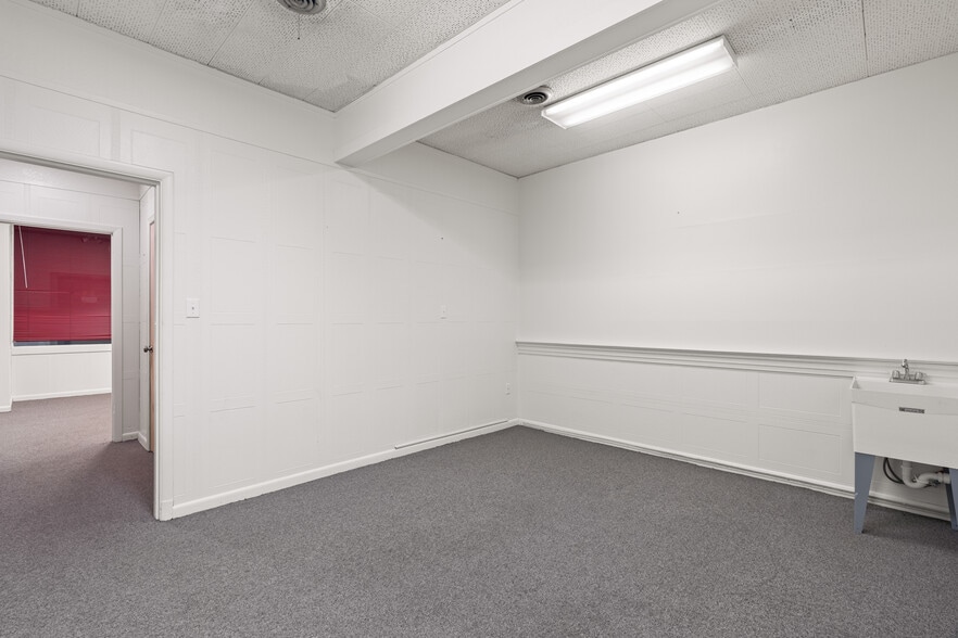 More Photos Of 531 Central Ave, Laurel Flex For Sale