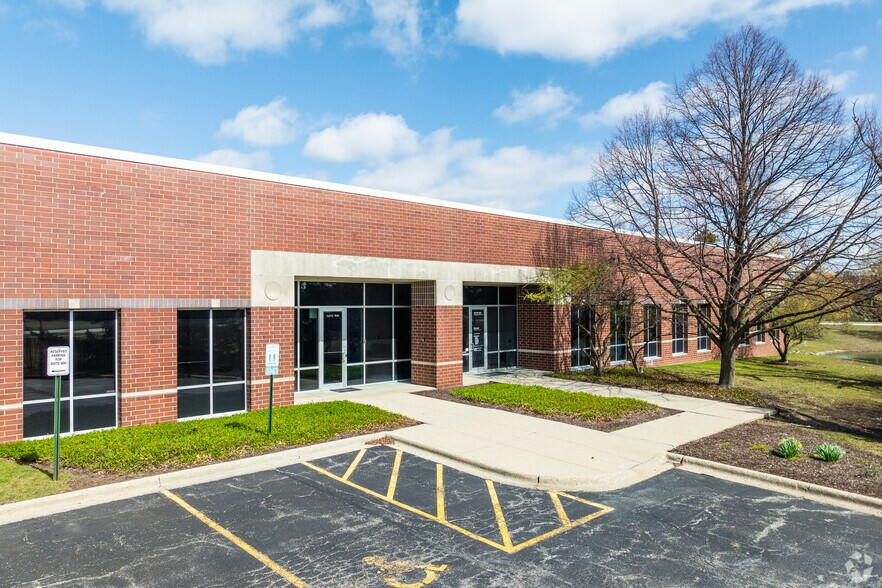 More Photos Of 1471 Business Center Dr, Mount Prospect Light Distribution For Lease