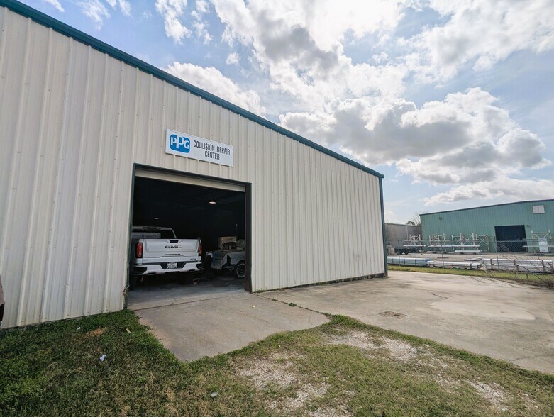 More Photos Of 5320 W Parkway St, Groves Industrial For Sale